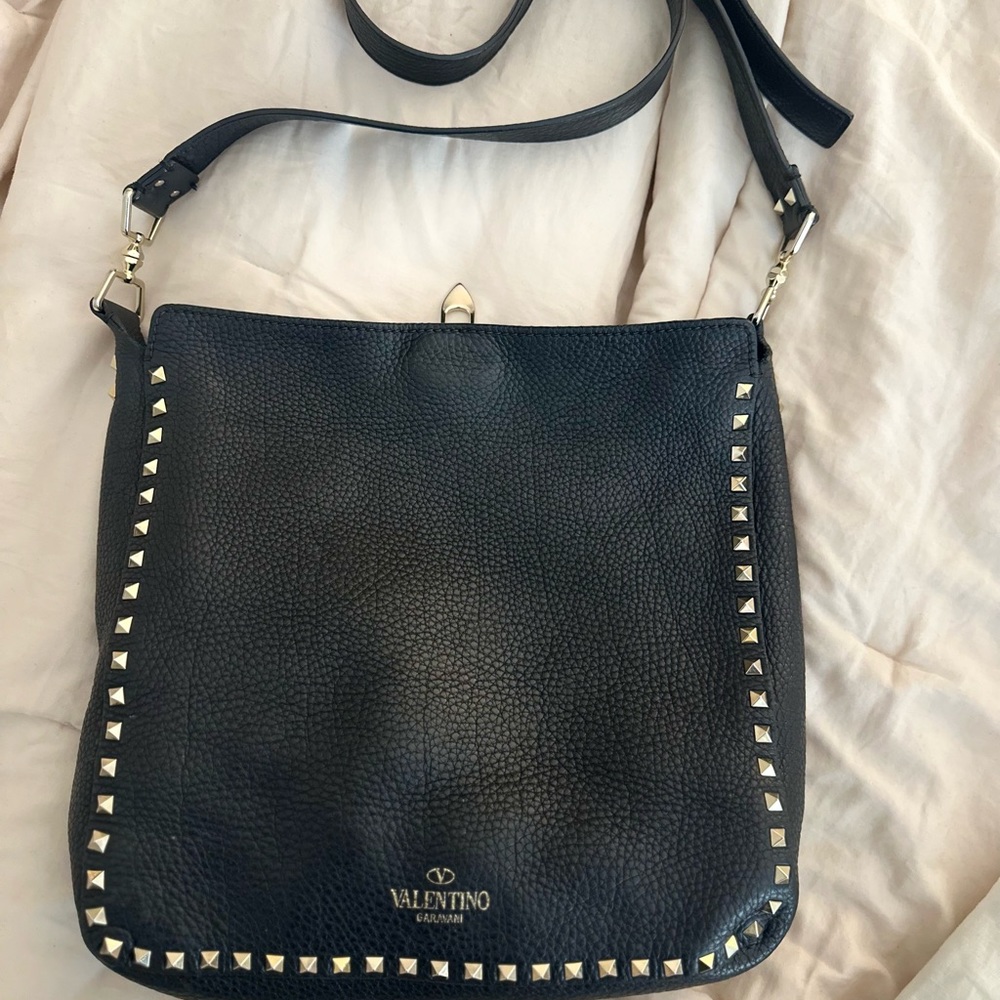 VALENTINO GARAVANI
Pebbled Calfskin Rockstud Flip-Lock Messenger Bag Black